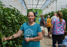 Manon werkt bij biokwekerij Frank de Koning doorgaans in de tomatenkas, maar was vandaag 'op bezoek' in de kas met paprika's en aubergines om de mensen hier uitleg te geven over het telersbestaan. 